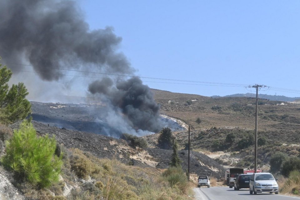 Μαύροι καπνοί βγαίνουν από την περιοχή / Φωτογραφία: kosnews24.gr