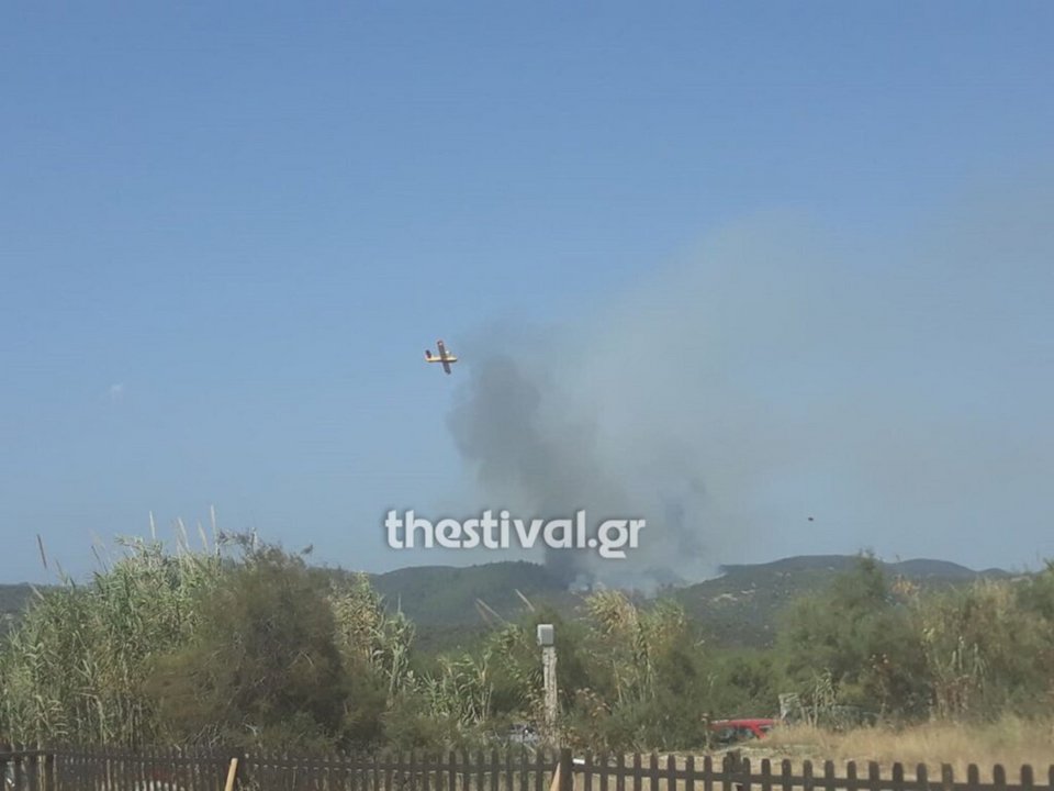 Στο σημείο επιχειρούν και εναέριες δυνάμεις / Φωτογραφία: thestival.gr