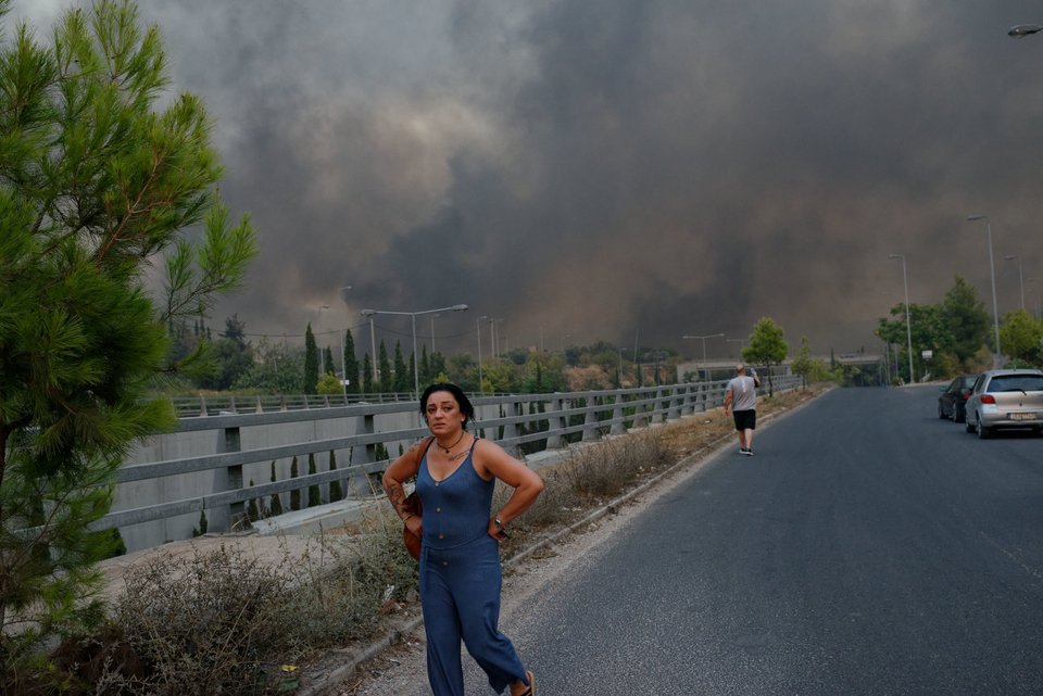 Η απελπισία ζωγραφισμένη στο πρόσωπο αυτής της γυναίκας εξαιτίας της φωτιάς στη Βαρυμπόμπη