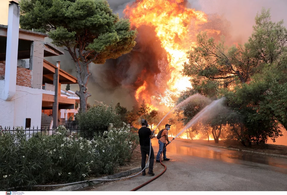Ανεξέλεγκτη η φωτιά στη Βαρυμπόμπη: Καίγονται σπίτια -Απεγκλωβίστηκαν οι περισσότεροι κάτοικοι | ΕΛΛΑΔΑ | iefimerida.gr