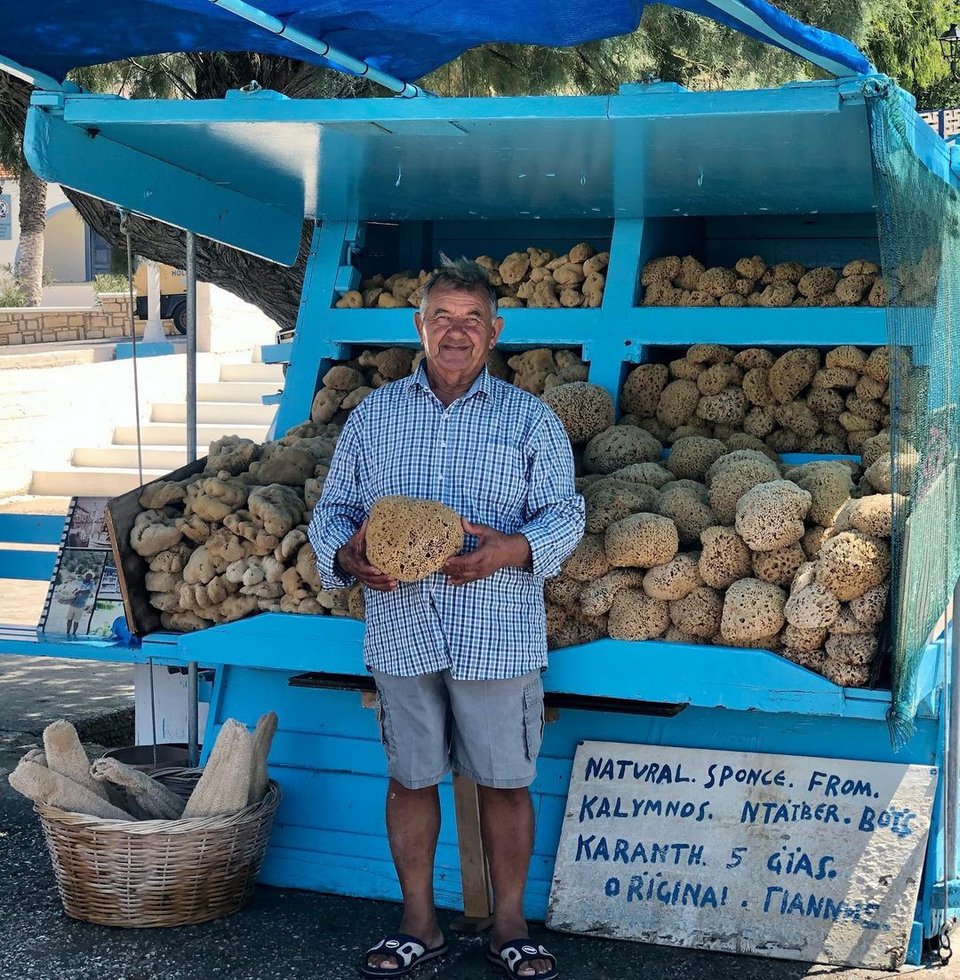 O κ. Γιάννης Μπουλαφέντης σας υποδέχεται στο λιμάνι των Λειψών