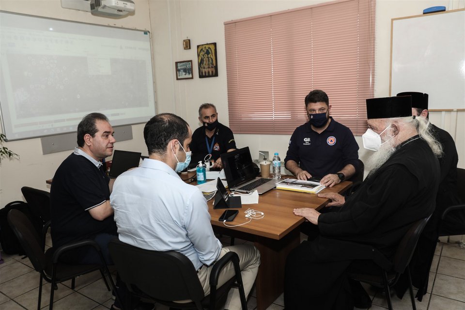 Ο κ. Ιερώνυμος Β’ συνοδευόμενος από τον Γενικό Διευθυντή του Φιλανθρωπικού Οργανισμού «ΑΠΟΣΤΟΛΗ» της Ιεράς Αρχιεπισκοπής Αθηνών Κωνσταντίνο Δήμτσα στην σύσκεψη με τον Γρηγόρη Δημητριάδη και τον Νίκο Χαρδαλιά.