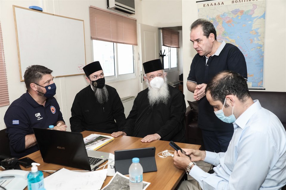 O Αρχιεπίσκοπος Αθηνών και πάσης Ελλάδος κ.κ. Ιερώνυμος Β’ με τον Γενικό Διευθυντή του Φιλανθρωπικού Οργανισμού «ΑΠΟΣΤΟΛΗ» της Ιεράς Αρχιεπισκοπής Αθηνών Κωνσταντίνο Δήμτσα, ο υφ. Πολιτικής Προστασίας, Νίκος Χαρδαλιάς και ο διευθυντής του πρωθυπουργικού γραφείου Γρηγόρης Δημητριάδης