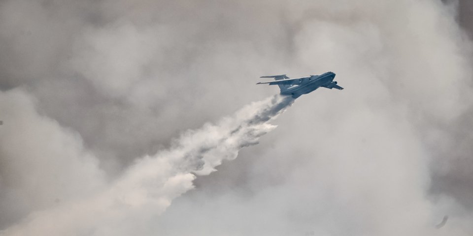 Το ρωσικό αεροσκάφος Ilyushin Il-76 κατά τη διάρκεια ρίψης νερού στα Βίλια / Φωτογραφία: Eurokinissi