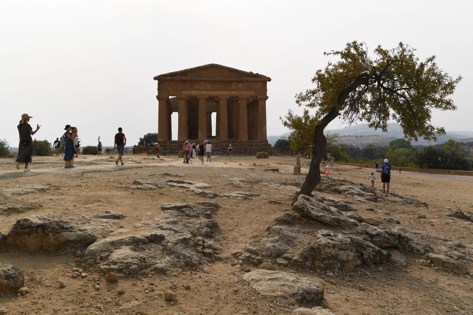 Τουρίστες σε αρχαίο ναό στο Αγκριτζέντο της Σικελίας / Φωτογραφία: AP Photo/Salvatore Cavalli