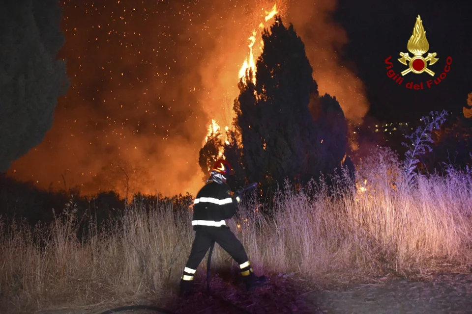 Πυροσβέστες μάχονται με τις φλόγες στη Νότια Ιταλία / Φωτογραφία: Italian Firefighters via AP