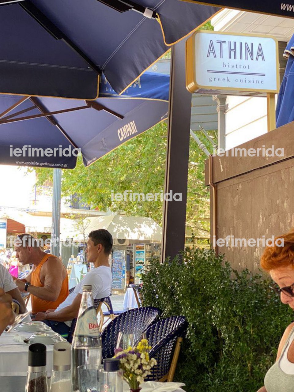 Ο Ρικ Γιουν στο εστιατόριο στην Πλάκα