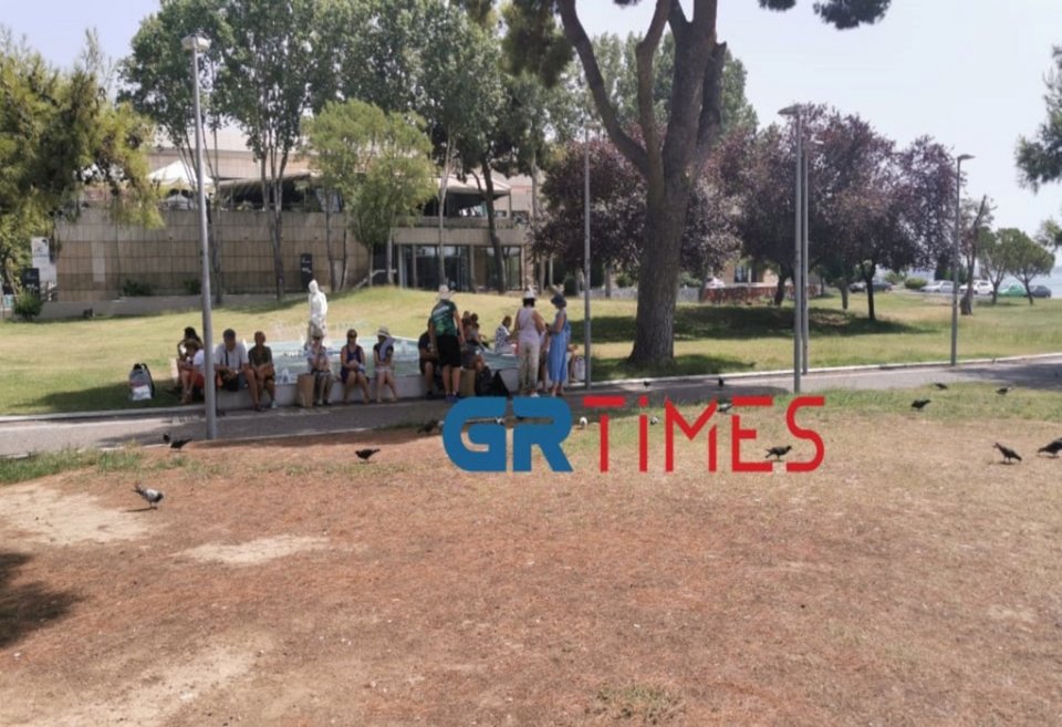 Ο κόσμος έψαξε σημεία με σκιά / Φωτογραφία: GRTimes