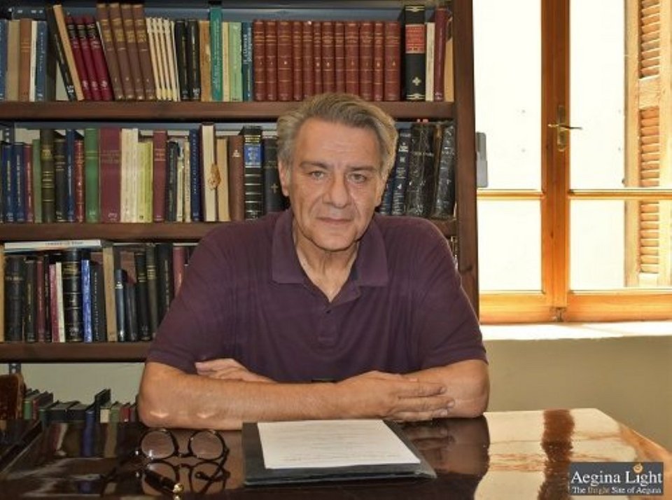 Ο πρόεδρος του Εφορευτικού Συμβουλίου της Δημόσιας Καποδιστριακής Βιβλιοθήκης Αίγινας, βυζαντινολόγος Γιώργος Καλόφωνος.