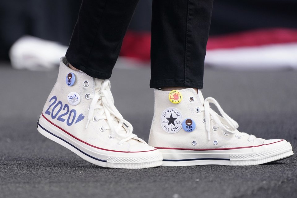 Τα All Star sneakers της Καμάλα Χάρις / Φωτογραφία: AP