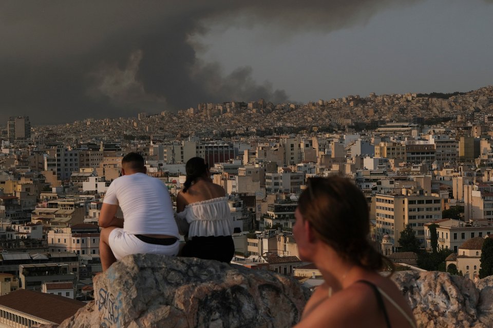 Καπνοί σκεπάζουν την Αθήνα από τη φωτιά στη Βαρυμπόμπη / Φωτογραφία: AP Photos/Aggelos Barai
