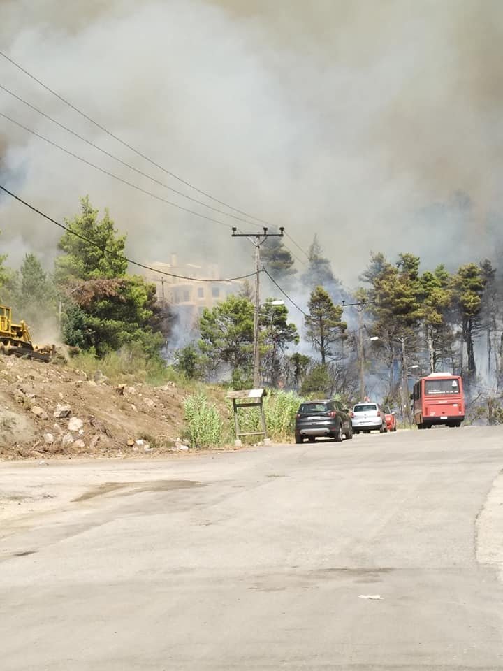 Η εικόνα της φωτιάς στην Βαρυμπόμπη