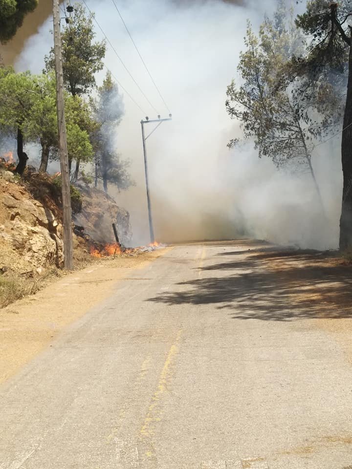 Καπνοί και εστίες φωτιάς ανακόπτουν τον δρόμο στη Βαρυμπόμπη