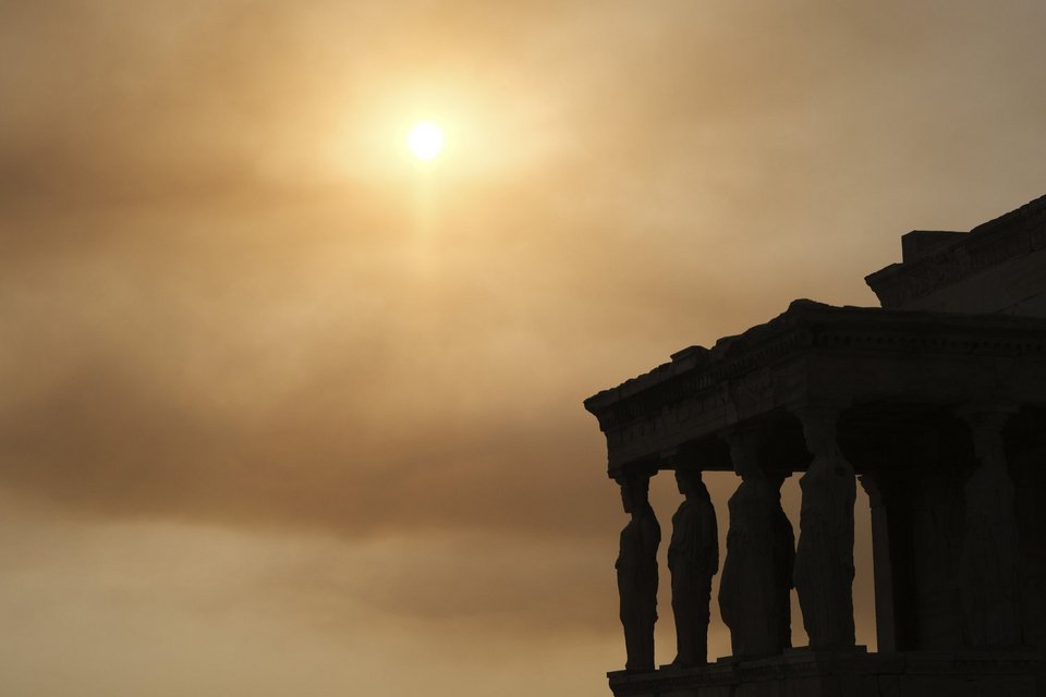 ΟΙ Καρυάτιδες σε... πορτοκαλί φόντο / Φωτογραφία: AP Photos