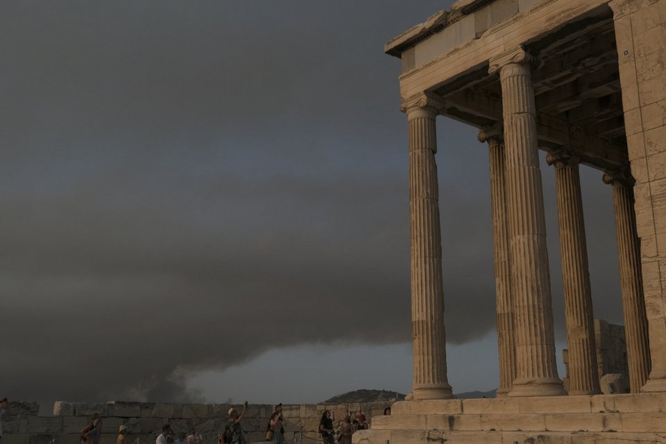 Από τη μια πλευρά το σκοτάδι και από την άλλη το φως / Φωτογραφία: AP Photos