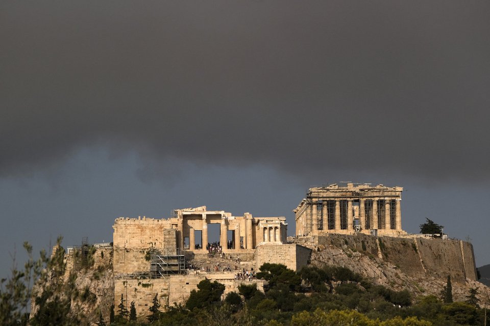 Μαύρος ο καπνός πάνω από τον Ιερό Βράχο / Φωτογραφία: AP Photos