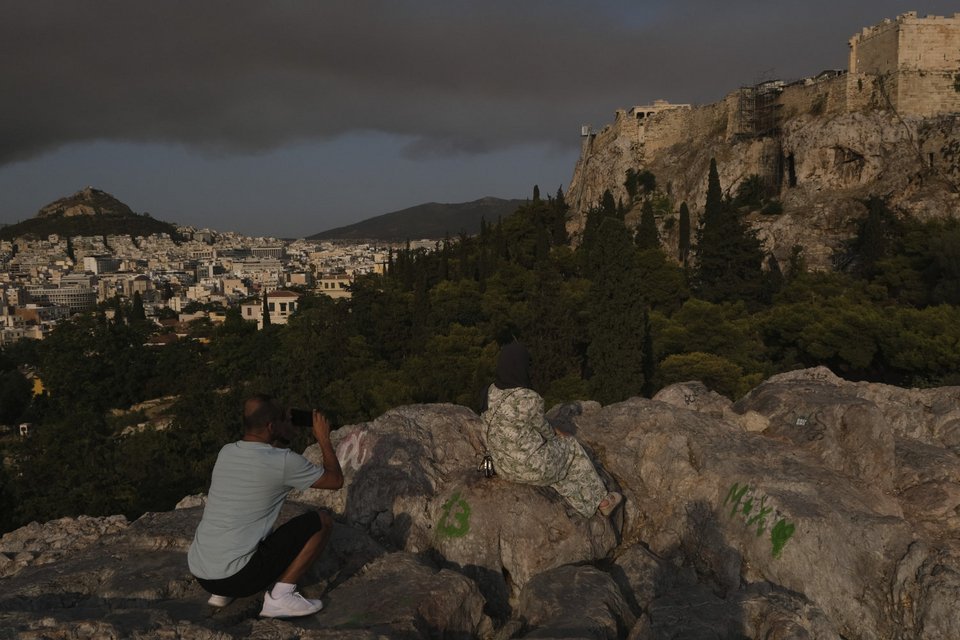 Οι καπνοί κάλυψαν μεγάλο μέρος της Αθήνας / Φωτογραφία: AP Photos