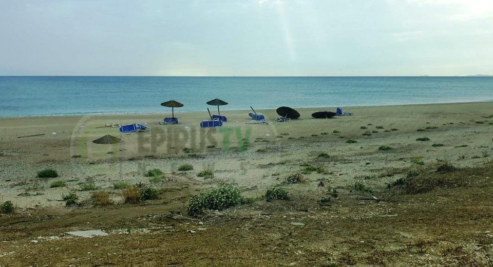 Ξαπλώστρες και ομπρέλες έγιναν έρμαιο των ανέμων / Φωτογραφία: epirus-tv-news.gr