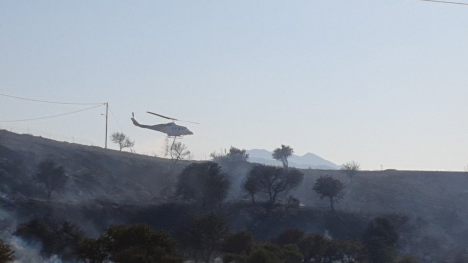 Το ελικόπτερο κατέβηκε αρκετά χαμηλά για ρίψη νερού / Φωτογραφία: kosnews24.gr