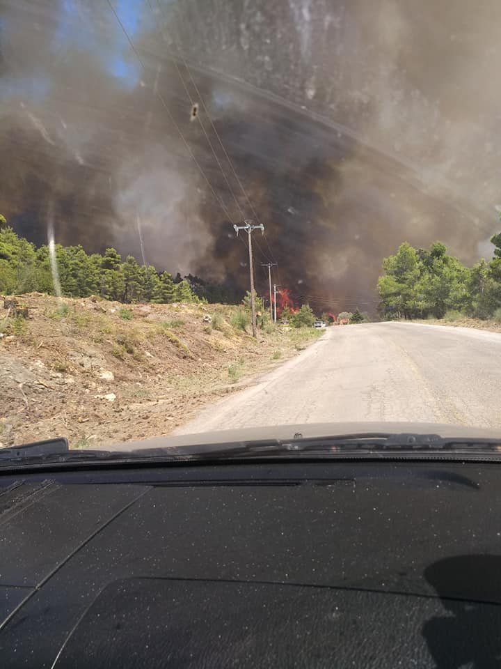 Οι εθελοντές με αυτοκίνητο μέσα στις φωτιές