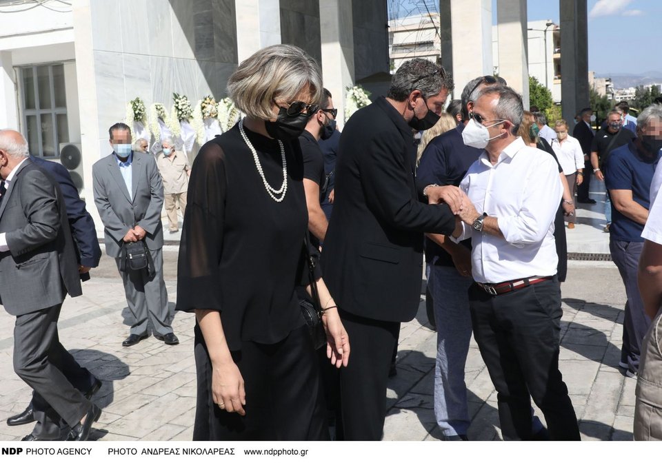 Ο Αλέξανδρος Τσοχατζόπουλος δέχθηκε τα συλλυπητήρια συγγενών και φίλων του πατέρα του