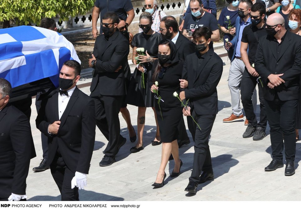 Η Βίκυ Σταμάτη με τον γιο της συνοδεύουν τον Ακη Τσοχατζόπουλο στην τελευταία του κατοικία