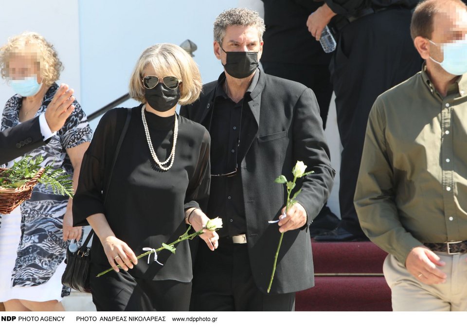 Ο Αλέξανδρος Τσοχατζόπουλος με τη σύζυγό του συνοδεύουν τον πρώην υπουργό στην τελευταία του κατοικία