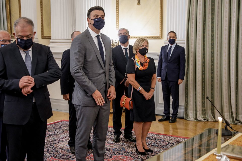 Ο Τάκης Θεοδωρικάκος κοιτά το ρολόι του, λίγο πριν ξεκινήσει η ορκωμοσία. Πλάι του ο Βασίλης Κικίλιας και η Μίνα Γκάγκα / Φωτογραφία: ΓΙΩΡΓΟΣ ΚΟΝΤΑΡΙΝΗΣ/EUROKINISSI
