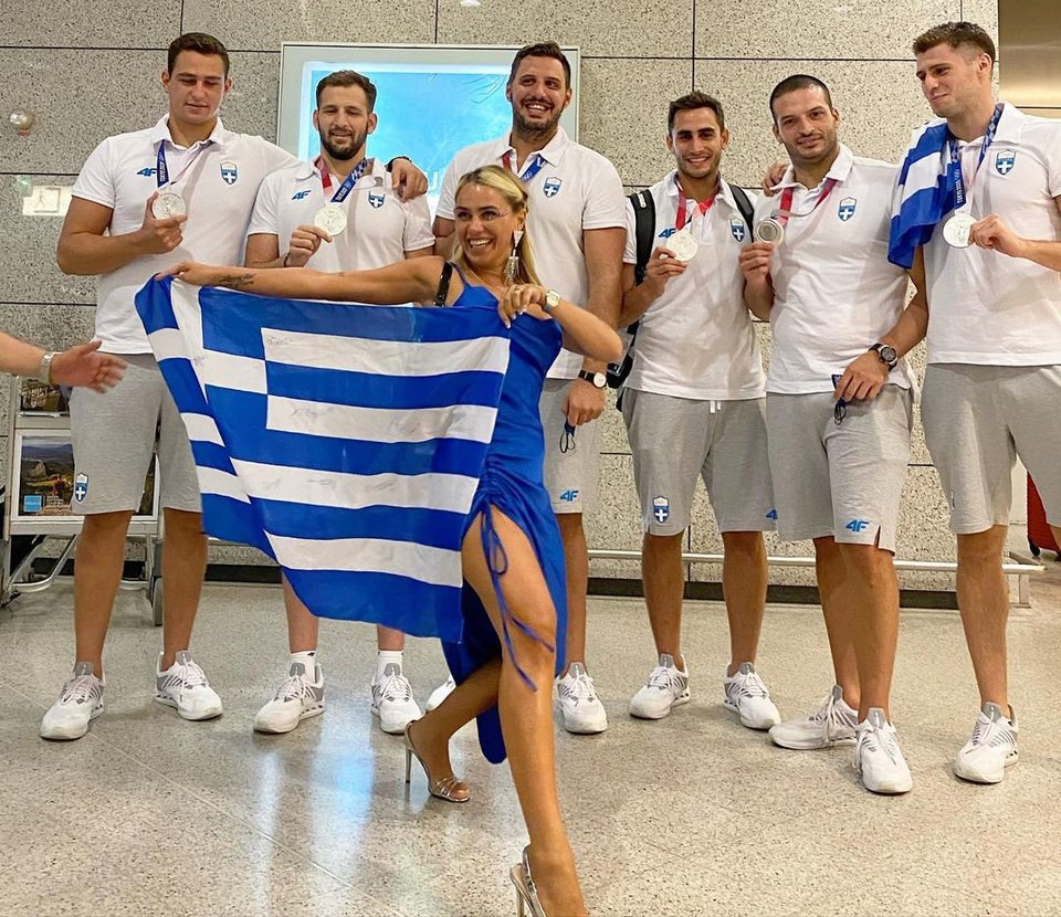 Η Κόνι Μεταξά με τη σημαία της Ελλάδας στα χέρια / Φωτογραφία: Instagram @kmetaxa
