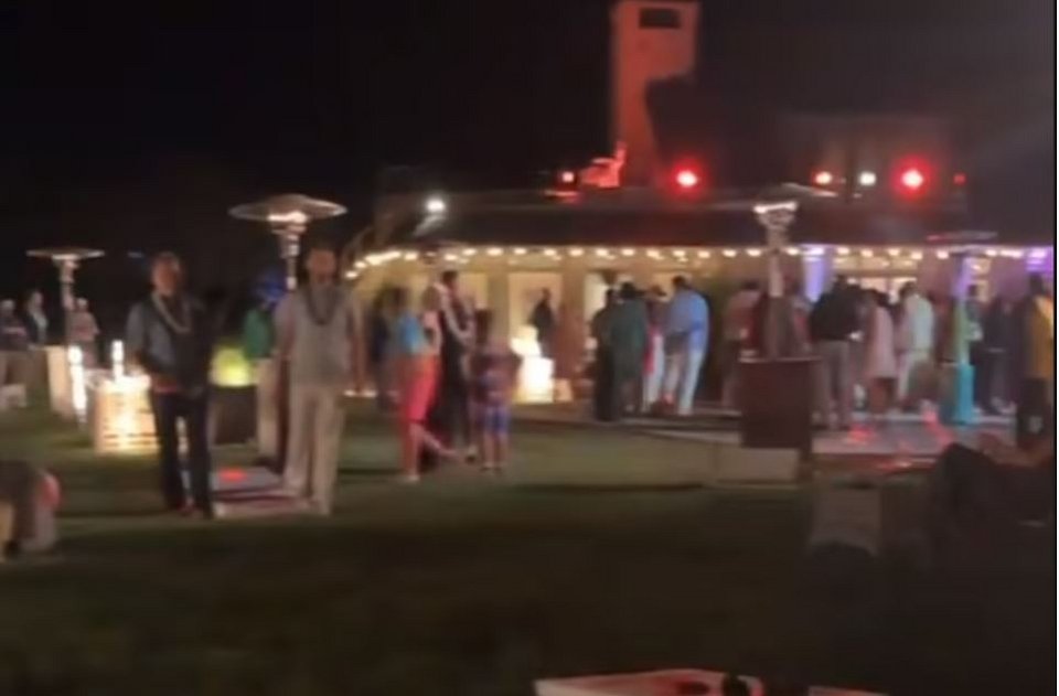 Χωρίς μάσκες, οι καλεσμένοι του πάρτι διασκεδάζουν