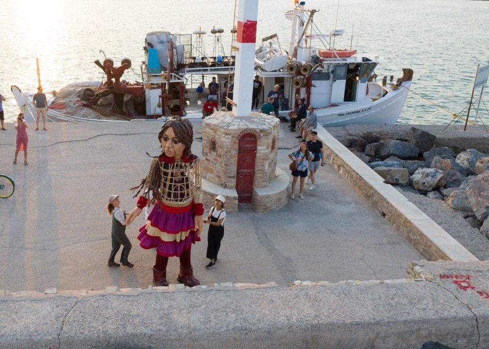 Η κούκλα στέλνει μήνυμα για τα εκτοπισμένα παιδιά του κόσμου / Φωτογραφία: Intimenews / Chiosphotos.gr-ΑΝΑΓΝΩΣΤΟΥ ΚΩΝΣΤΑΝΤΙΝΟΣ