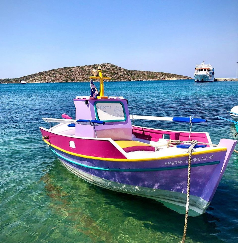 Στο λιμάνι των Λειψών μπορείτε για ώρες να αγναντεύετε τα ζωηρόχρωμα ψαροκάικα.