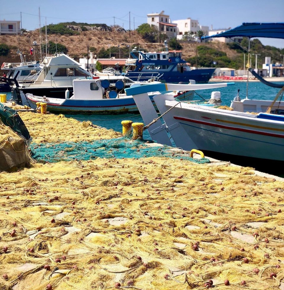 Τα απλωμένα δίχτυα των ψαράδων στο λιμάνι των Λειψών 