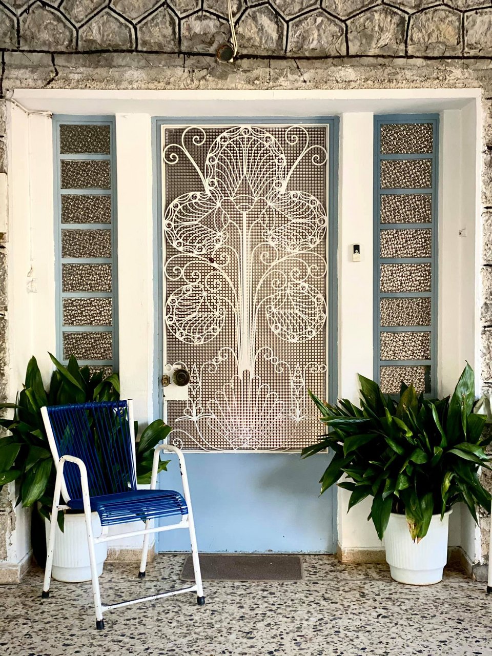 Η πόρτα με το λουλούδι στα Λουτρά Υπάτης