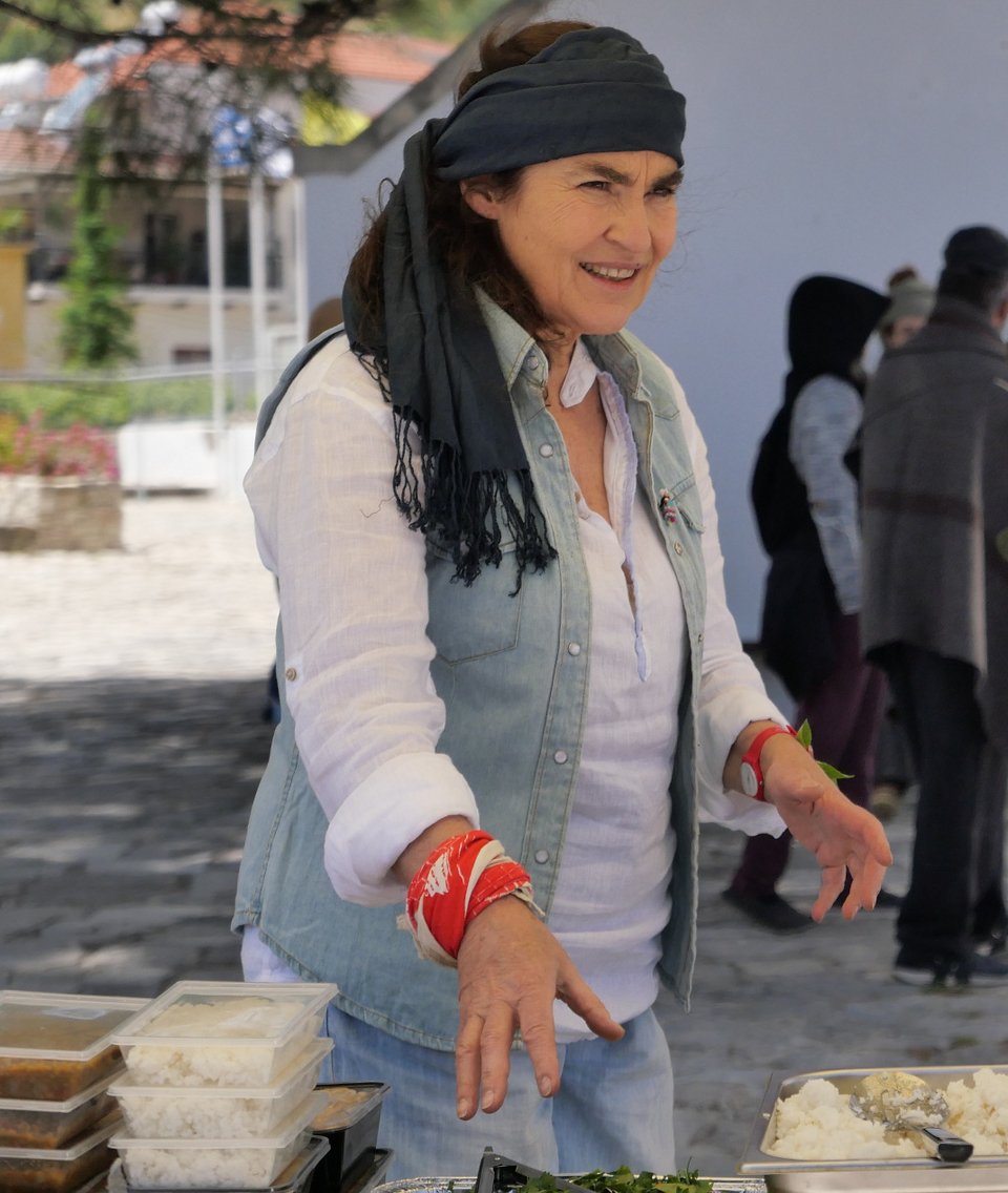 Η Λυδία Κονιόρδου σε σκηνή από το πρώτο επεισόδιο