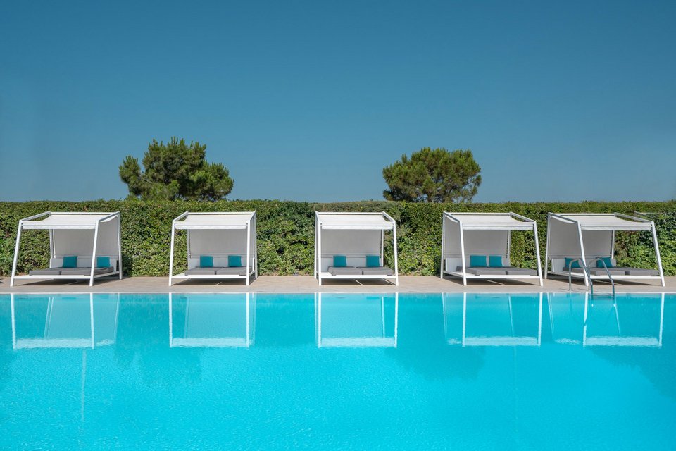 Άποψη της εξωτερικής πισίνας του Makedonia Palace
