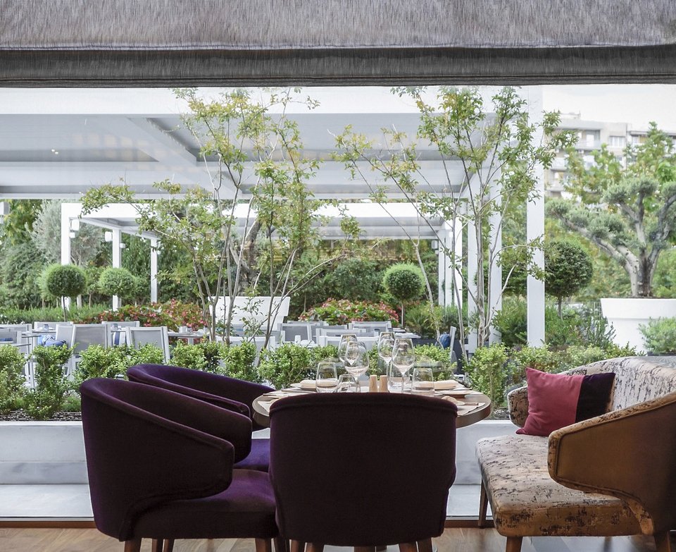 Ο κήπος του Makedonia Palace σε κάνει να ξεχνάς πως βρίσκεσαι στο κέντρο της Θεσσαλονίκης