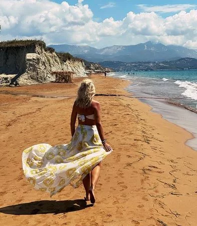 Μαρία Μπεκατώρου φόρεμα παραλία
