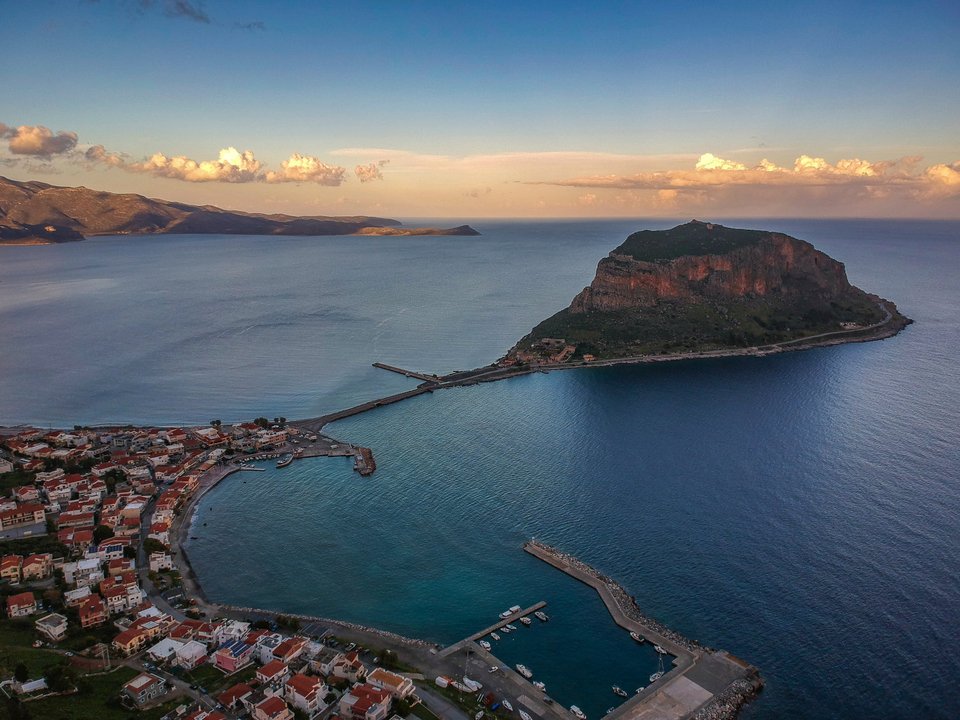 Ο βράχος της Μονεμβασιάς από μακριά