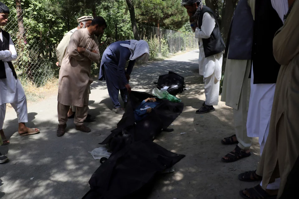Αφγανοί αναζητούν τους ανθρώπους τους στα πτώματα /ΦΩΤΟΓΡΑΦΙΑ: AP