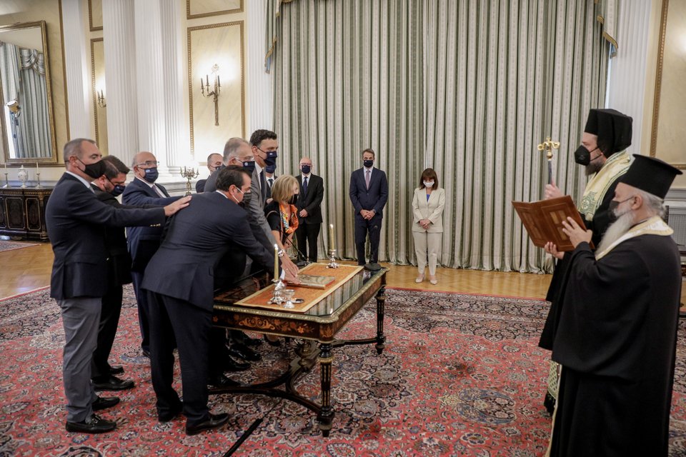 Τα νέα μέλη της κυβέρνησης κατά την ορκωμοσία τους στο προεδρικό μέγαρο