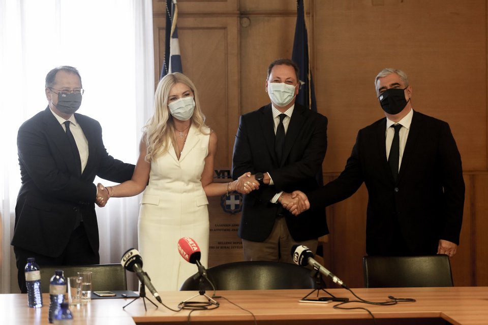 Η απερχόμενη υφυπουργός Φωτεινή Αραμπατζή, με τον υπουργό Σπήλιο Λιβανό και τον νέο υφυπουργό Σίμο Κεδίκογλου