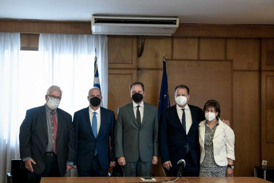 Οι παρόντες στην τελετή παράδοσης -παραλαβής / Φωτογραφία: ΥΠΑΑΤ