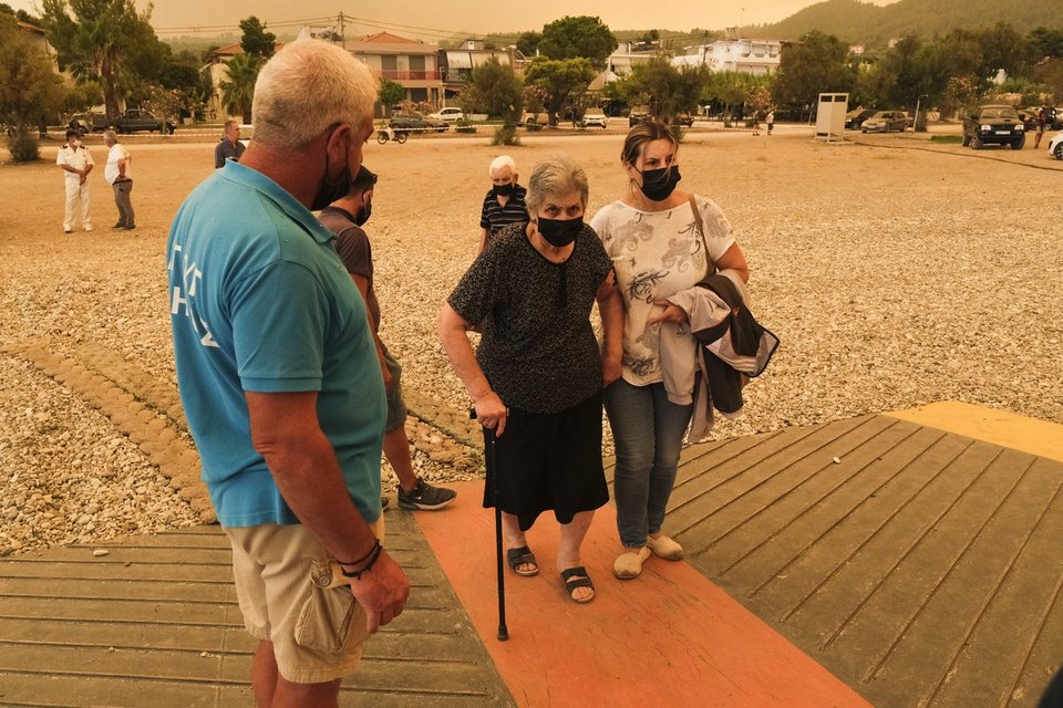 Ηλικιωμένη κυρία με κινητικές δυσκολίες μπαίνει στο φέρι μποτ στο Πευκί Ευβοίας