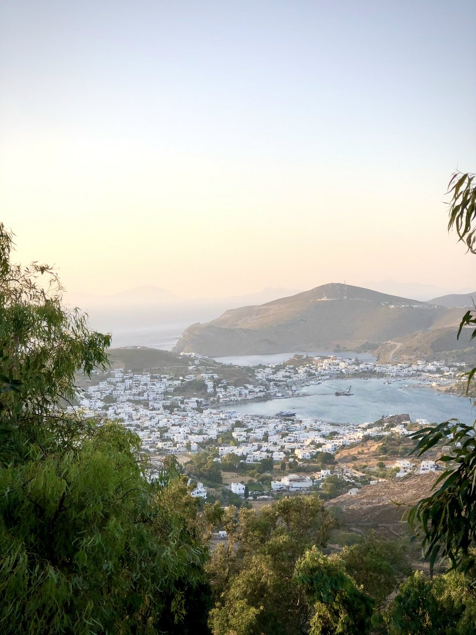 Η Σκάλα όπως φαίνεται από τη Χώρα στην Πάτμο
