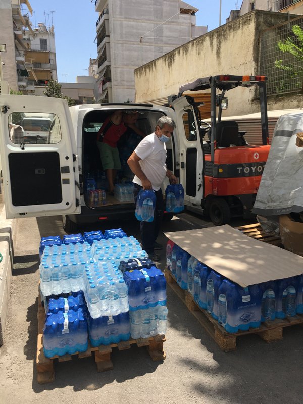 Στιγμιότυπο από τη συγκέντρωση των μπουκαλιών με νερό