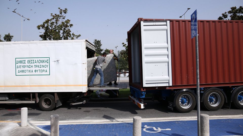 Τα πράγματα φορτώνονται στα φορτηγά / Φωτογραφία: Intimenews-ΧΗΡΑΣ ΑΧΙΛΛΕΑΣ