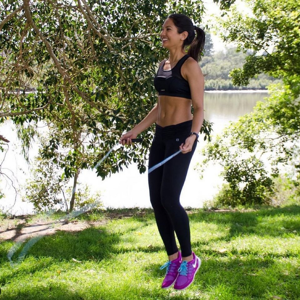 personal trainer κάνει σχοινάκι