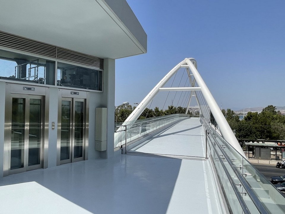Το επόμενο διάστημα η πεζογέφυρα θα δοθεί προς χρήση / Φωτογραφία: Περιφέρει Αττικής