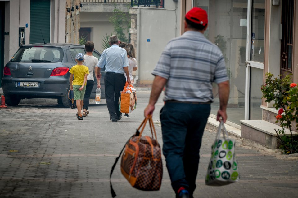 Πολίτες εγκαταλείπουν τις Αφίδνες εξαιτίας της φωτιάς